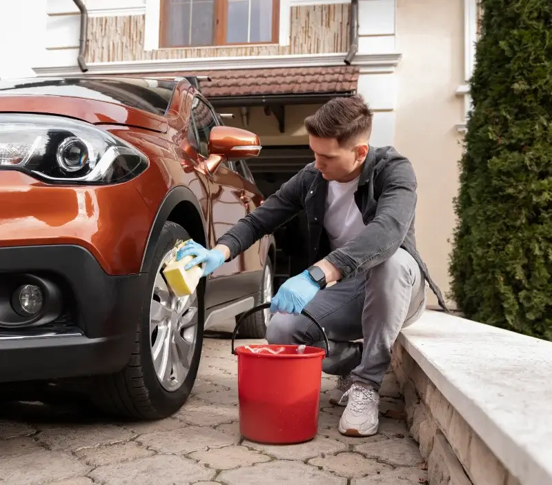 Lavage auto à domicile Poggio-di-Venaco : professionnel intervenant sur un véhicule